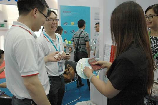 電小二移動(dòng)電源成2014CIBF首日熱點(diǎn) 觀眾便絡(luò)繹不絕