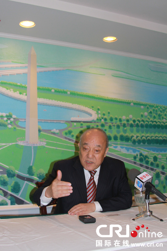 萬向集團董事局主席魯冠球向記者介紹情況