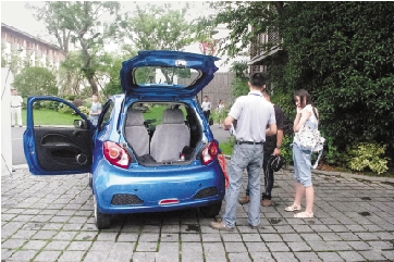 在小區(qū)里，眾泰微型電動車停車很方便