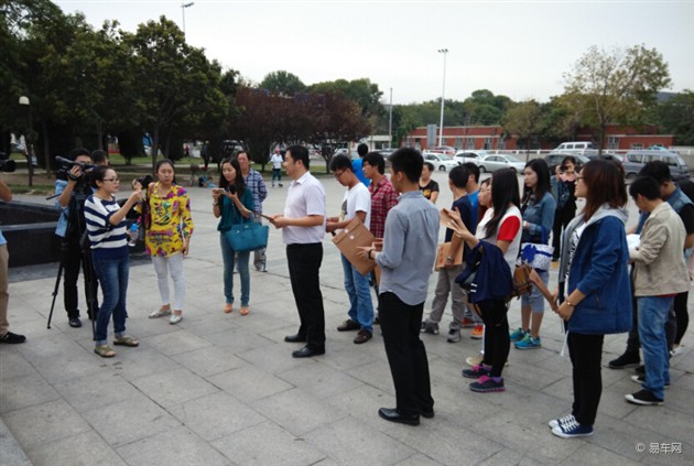 “秦”首批申號 百位車主齊聚許可中心 “秦”首批申號 百位車主齊聚許可中心