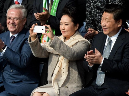 中國(guó)領(lǐng)導(dǎo)人攜國(guó)產(chǎn)手機(jī)出訪 李克強(qiáng)說(shuō)小米已成大米 中國(guó)領(lǐng)導(dǎo)人攜國(guó)產(chǎn)手機(jī)出訪 李克強(qiáng)說(shuō)小米已成大米