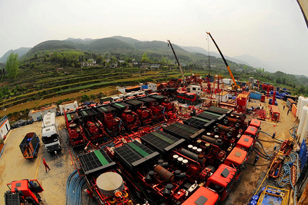 圖為今年4月重慶涪陵,對(duì)焦頁(yè)9-1HF、9-3HF兩口井“井工廠”實(shí)施的交叉式壓裂施工現(xiàn)場(chǎng) 圖為今年4月重慶涪陵,對(duì)焦頁(yè)9-1HF、9-3HF兩口井“井工廠”實(shí)施的交叉式壓裂施工現(xiàn)場(chǎng)