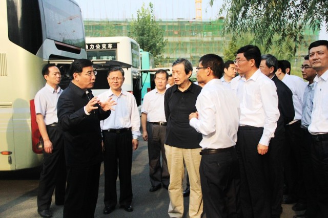 工信部部長苗圩到天津松正等企業(yè)調(diào)研新能源車 工信部部長苗圩到天津松正等企業(yè)調(diào)研新能源車