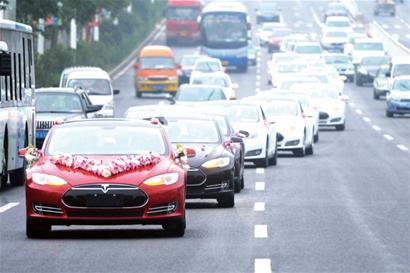 特斯拉跑車當婚車純電動車隊不排氣 特斯拉跑車當婚車純電動車隊不排氣