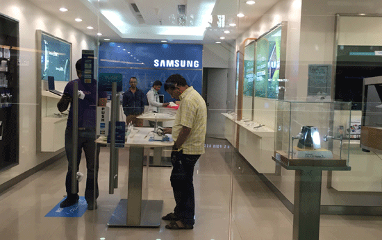 “印度硅谷”班加羅爾一家三星門店(騰訊科技攝) “印度硅谷”班加羅爾一家三星門店(騰訊科技攝)