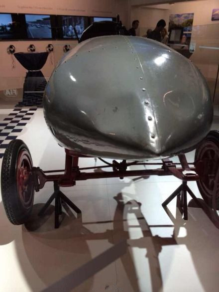 巴黎驚現(xiàn)世界上首輛時(shí)速超過百公里電動(dòng)汽車 巴黎驚現(xiàn)世界上首輛時(shí)速超過百公里電動(dòng)汽車