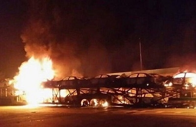 運(yùn)輸車后輪著火 20輛比亞迪秦?zé)闪嘶译姵貨]爆炸