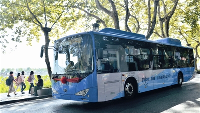 杭州首條純電動汽車公交線路投入運行