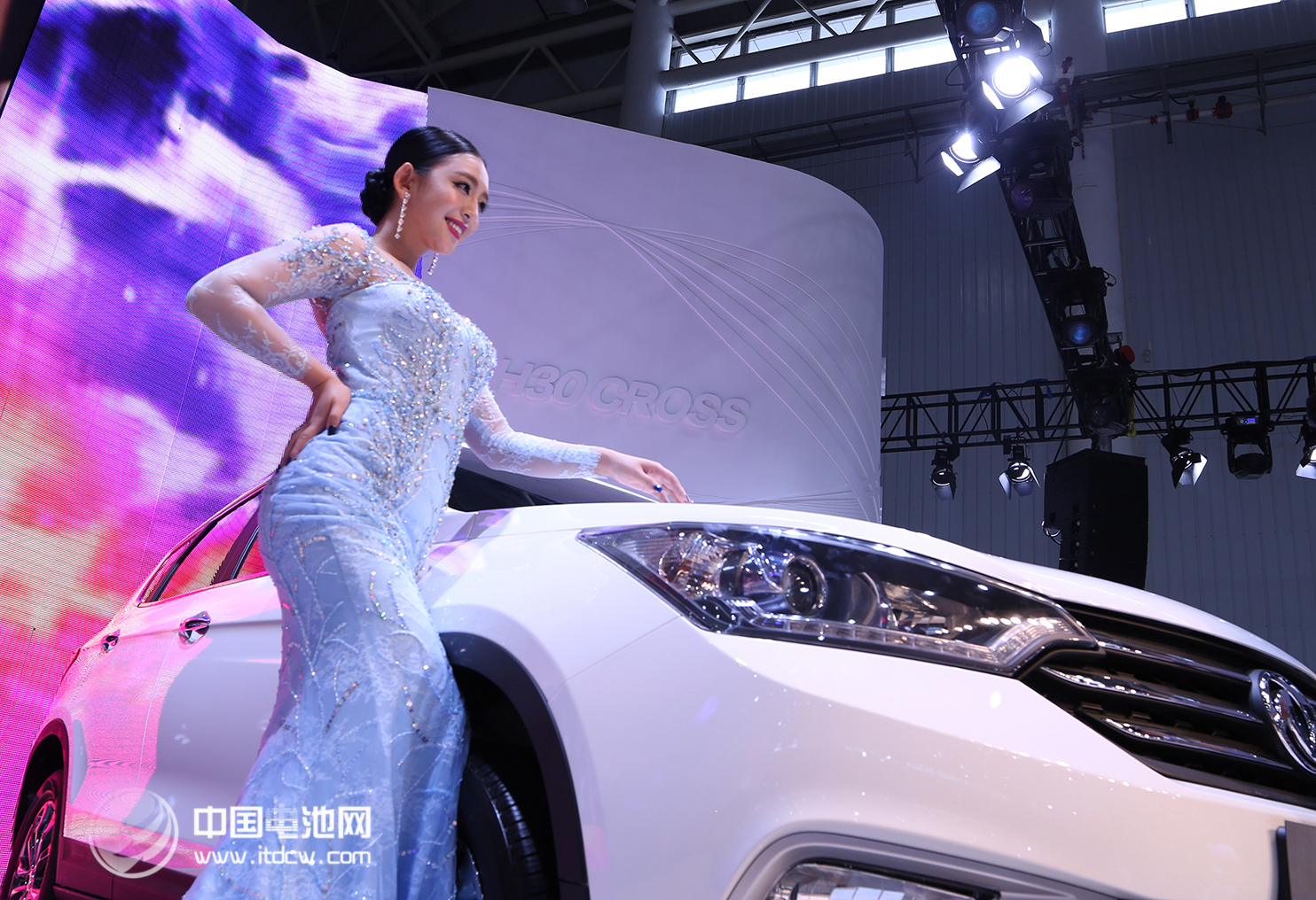 近半車企凈利下滑 新能源和SUV成“結(jié)構(gòu)性”亮點(diǎn) 近半車企凈利下滑 新能源和SUV成“結(jié)構(gòu)性”亮點(diǎn)