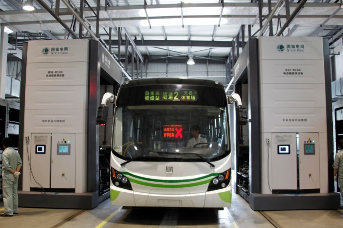 力神電池驅(qū)動(dòng)青島綠色公交 機(jī)器人換電池只需6分鐘 力神電池驅(qū)動(dòng)青島綠色公交 機(jī)器人換電池只需6分鐘