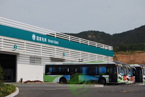 力神電池驅(qū)動(dòng)青島綠色公交 機(jī)器人換電池只需6分鐘 力神電池驅(qū)動(dòng)青島綠色公交 機(jī)器人換電池只需6分鐘