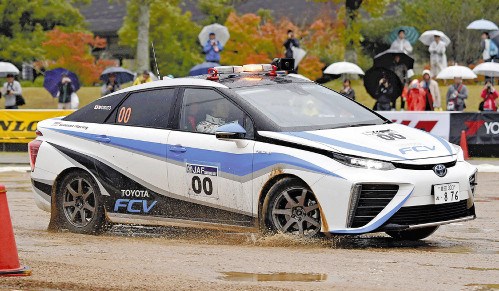 燃料電池車亮相日本賽場 號(hào)稱“終極環(huán)保” 燃料電池車亮相日本賽場 號(hào)稱“終極環(huán)保”