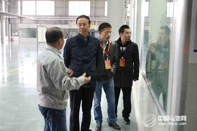 中國科學院萬立駿院士攜研究團隊郭玉國、曹安民及嚴會娟等研究員一行蒞臨成都興能新材料有限公司進行調研指導,并作學術報告和技術交流。 中國科學院萬立駿院士攜研究團隊郭玉國、曹安民及嚴會娟等研究員一行蒞臨成都興能新材料有限公司進行調研指導,并作學術報告和技術交流。