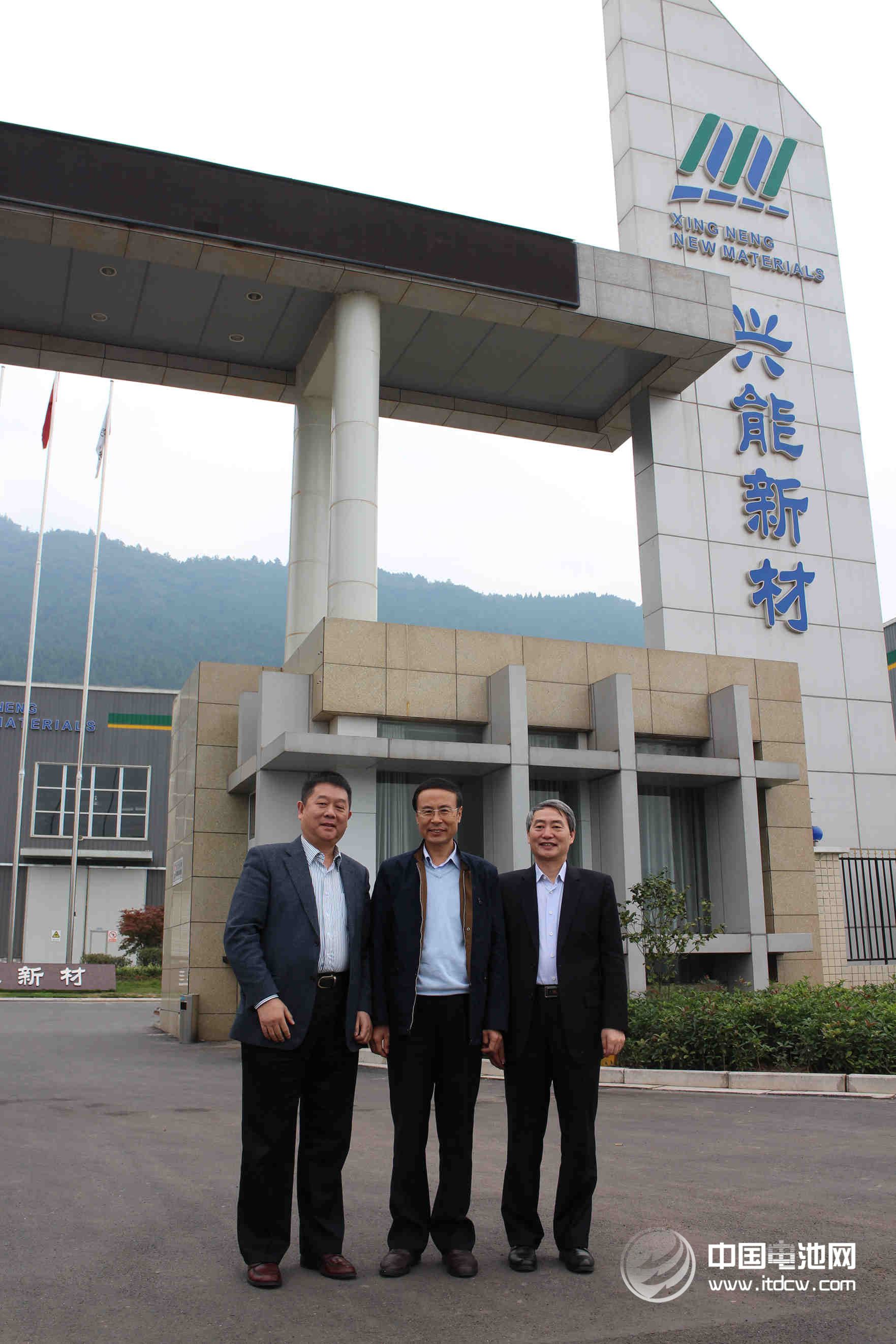 中國科學院萬立駿院士攜研究團隊郭玉國、曹安民及嚴會娟等研究員一行蒞臨成都興能新材料有限公司進行調研指導,并作學術報告和技術交流。 中國科學院萬立駿院士攜研究團隊郭玉國、曹安民及嚴會娟等研究員一行蒞臨成都興能新材料有限公司進行調研指導,并作學術報告和技術交流。