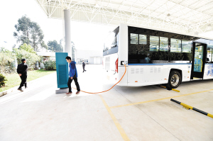 首批五龍純電動汽車下線 電動商務車1度電可跑3公里