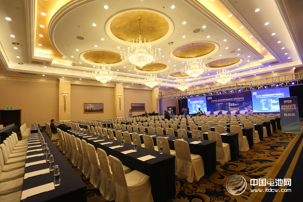 2014年第二屆中國(成都)鋰電新能源產業國際高峰論壇主會場13日水晶廳布置 2014年第二屆中國(成都)鋰電新能源產業國際高峰論壇主會場13日水晶廳布置