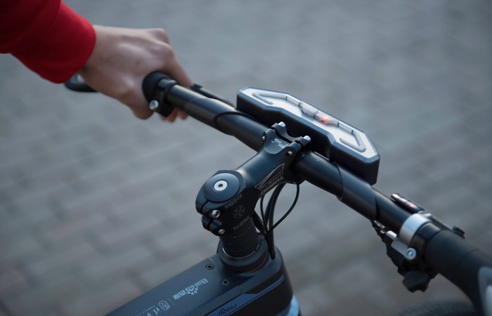 它是一部“Baidu”牌的智能單車。現(xiàn)在，百度給它的官方名稱是“DuBike”。