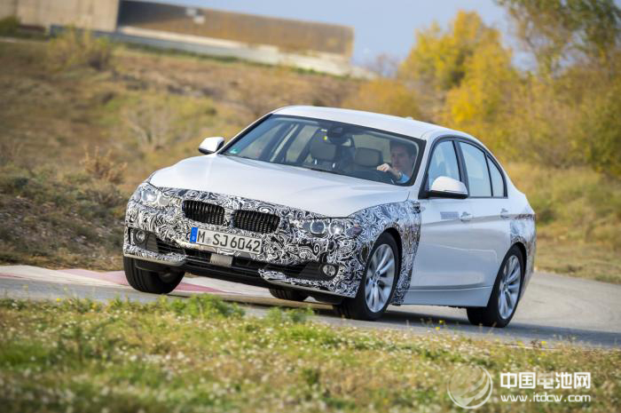 在較低油價的情況下，我國是否仍需要大力推廣成本高、技術(shù)還不盡完善的新能源汽車呢？答案是肯定的，在低油價的格局下，我國更需加大力度推動新能源汽車產(chǎn)業(yè)的發(fā)展。