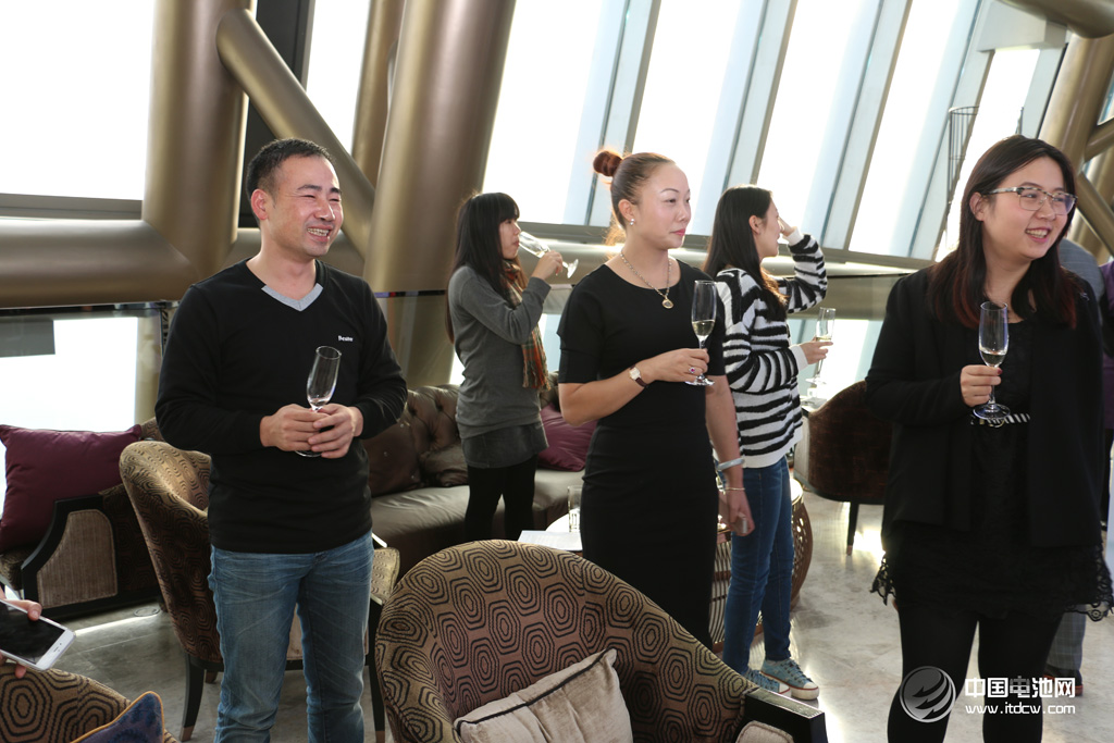 蘋果iPhone天生伴侶 深圳倍斯特推出小蘋果移動電源 蘋果iPhone天生伴侶 深圳倍斯特推出小蘋果移動電源