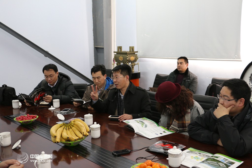 活動得到了山東省汽車行業協會的大力支持。圖為調研團在山東德州——德州寶雅新能源汽車有限公司考察、交流。