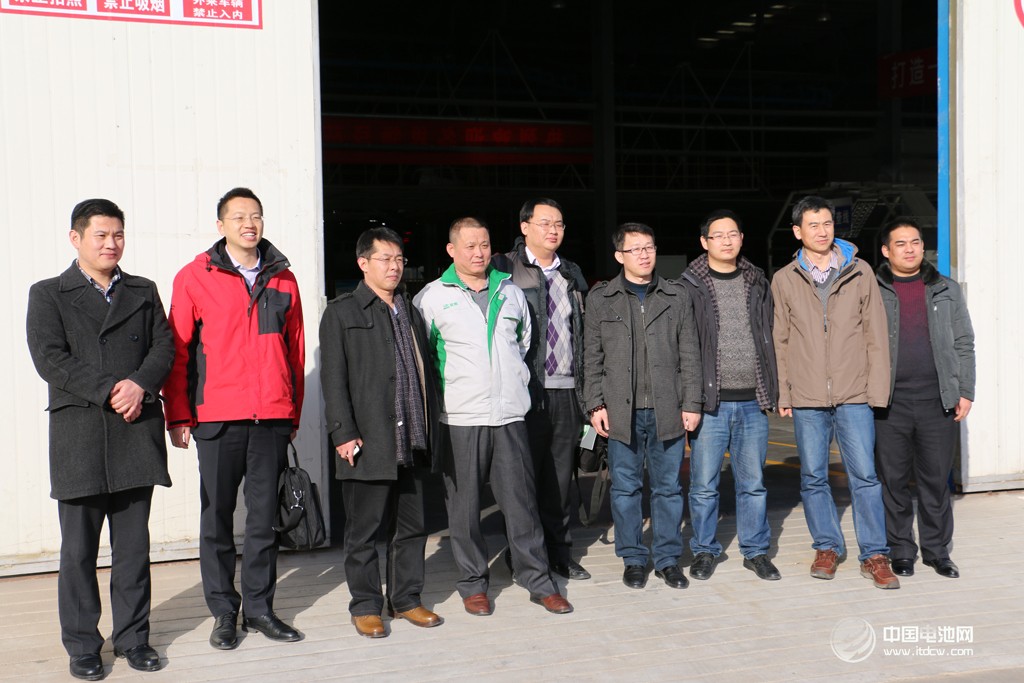 活動得到了山東省汽車行業協會的大力支持。圖為調研團在山東德州——德州寶雅新能源汽車有限公司考察、交流。