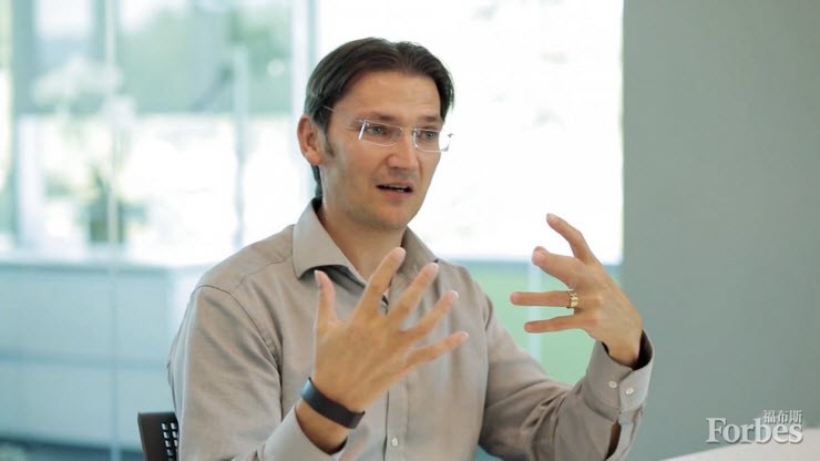 前梅賽德斯奔馳北美研發中心掌門人約翰?諸維爾特(Johann Jungwirth)最近被蘋果招致麾下。 前梅賽德斯奔馳北美研發中心掌門人約翰?諸維爾特(Johann Jungwirth)最近被蘋果招致麾下。