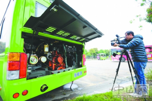 新能源公交車(chē)的尾部裝著新能源公交的核心動(dòng)力--電池組。 記者繆曉劍攝 新能源公交車(chē)的尾部裝著新能源公交的核心動(dòng)力--電池組。 記者繆曉劍攝