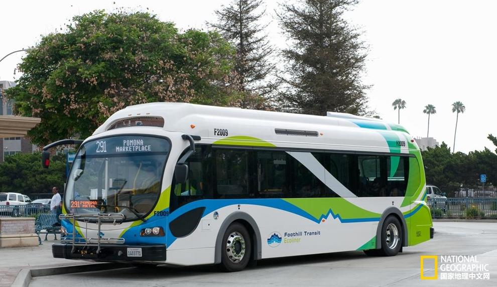 在加州波莫納市的轉(zhuǎn)運中心,山麓客運公司的Ecoliner車正緩緩駛?cè)氤潆娬尽? alt=