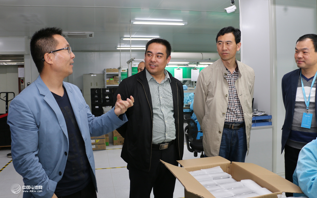 孫中偉董事長(zhǎng)向客戶及來(lái)賓介紹質(zhì)量控制細(xì)節(jié)