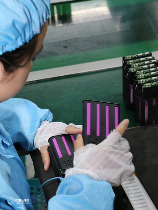 生產(chǎn)線上員工對(duì)產(chǎn)品制造流程的細(xì)節(jié)精益求精，確保每一只產(chǎn)品質(zhì)量