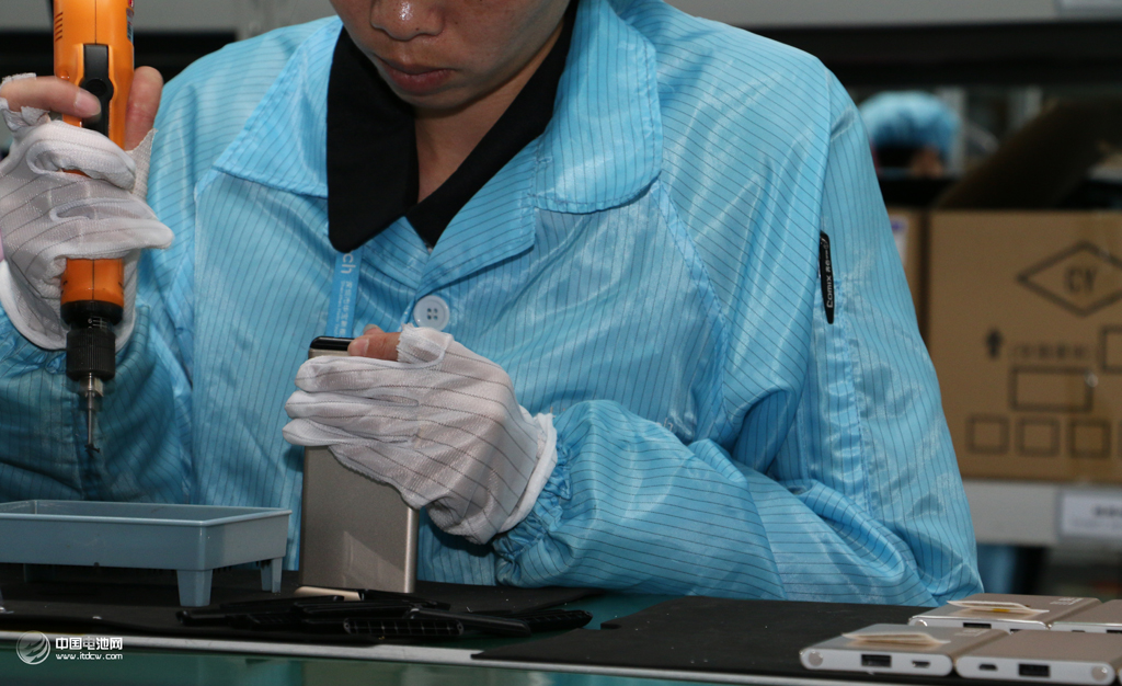 這是鋒6plus移動(dòng)電源的組裝過(guò)程