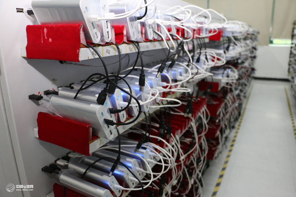 這是電小二自己發(fā)明的產(chǎn)品老化試驗(yàn)設(shè)備，確保產(chǎn)品充放測(cè)試