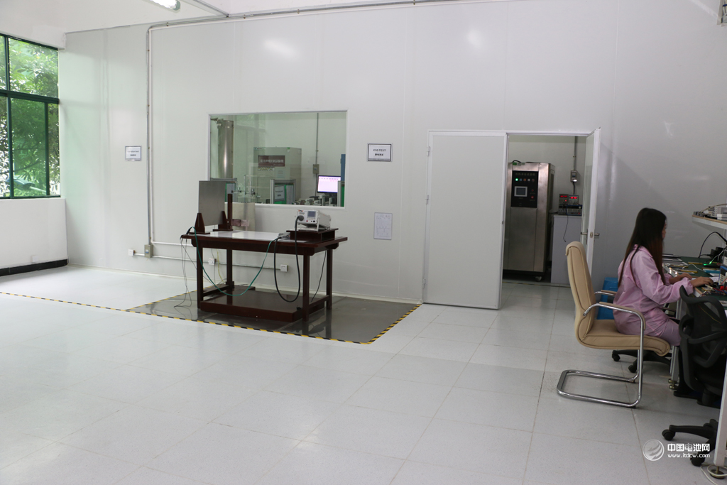 移動(dòng)電源檢測(cè)中心設(shè)備一應(yīng)俱全，實(shí)驗(yàn)室一塵不染