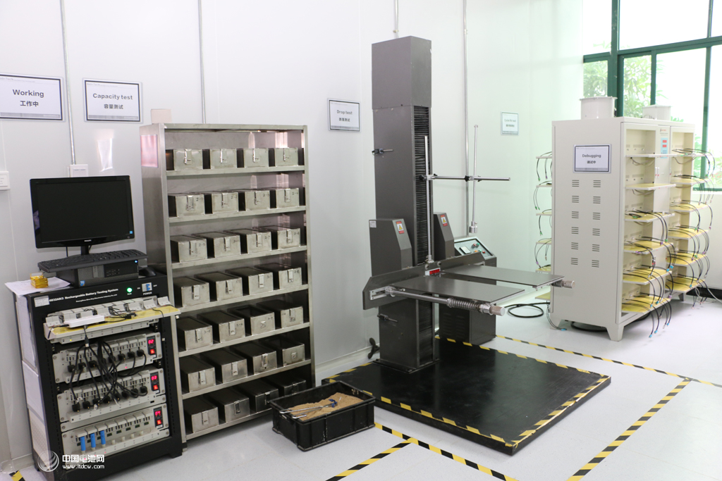 移動(dòng)電源檢測(cè)中心設(shè)備一應(yīng)俱全，實(shí)驗(yàn)室一塵不染