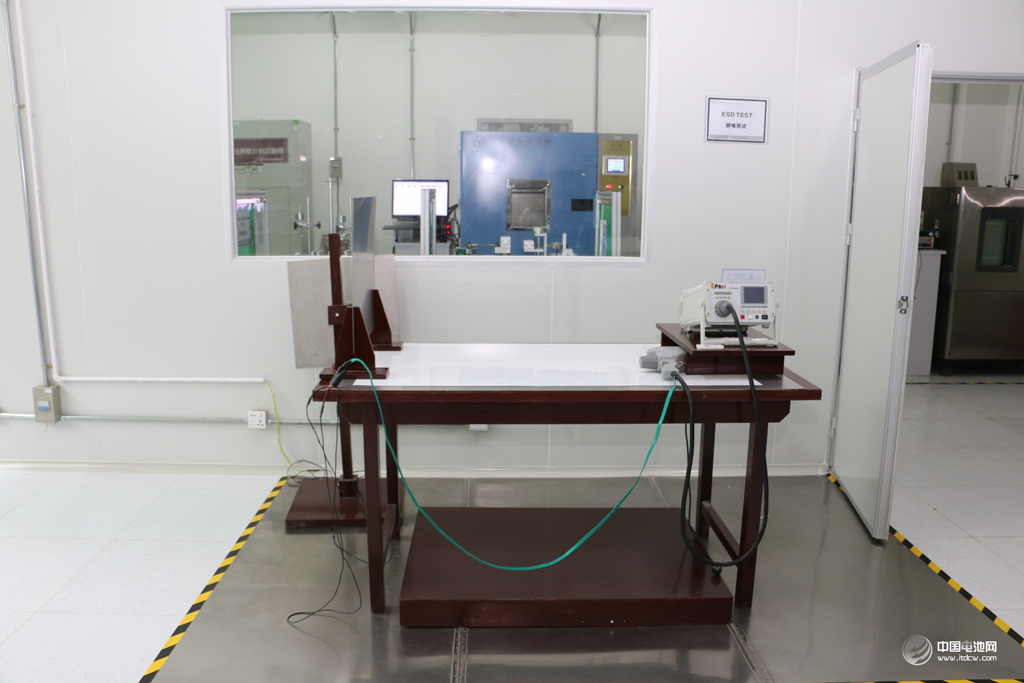 移動(dòng)電源檢測(cè)中心設(shè)備一應(yīng)俱全，實(shí)驗(yàn)室一塵不染