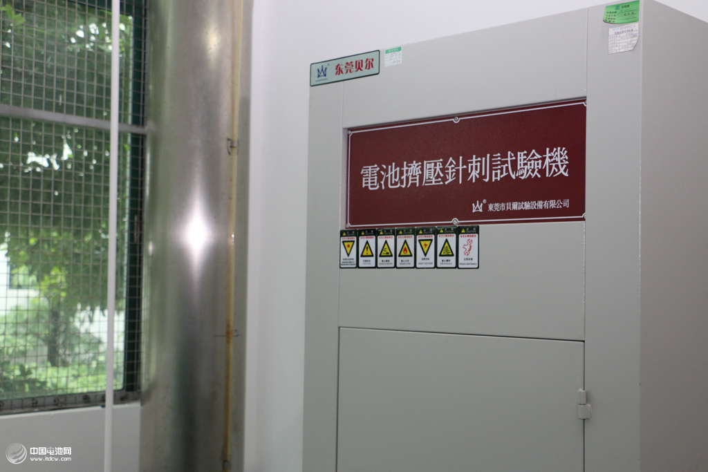 移動(dòng)電源檢測(cè)中心設(shè)備一應(yīng)俱全，實(shí)驗(yàn)室一塵不染