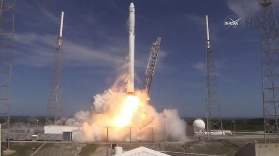 SpaceX可回收火箭今晨成功著陸 隨后遺憾傾倒 SpaceX可回收火箭今晨成功著陸 隨后遺憾傾倒