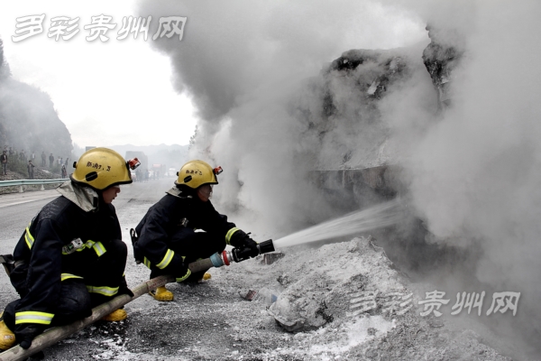 黔西一大掛車自燃  價值400萬碳酸鋰損失過半