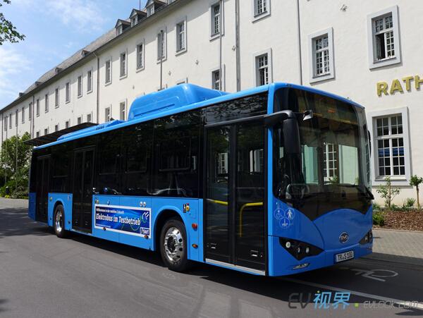 再傳綠色夢想 比亞迪純電動大巴駛?cè)氲聡鴼v史古城 再傳綠色夢想 比亞迪純電動大巴駛?cè)氲聡鴼v史古城