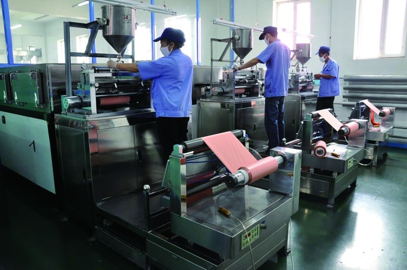 新能源汽車爆發(fā)增長  新能源車企該不該投資電池廠？