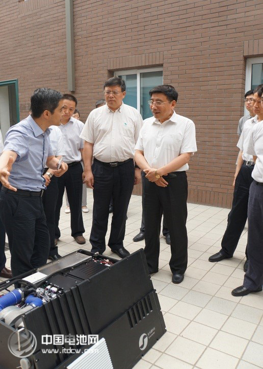 工信部部長苗圩參觀億華通燃料電池發動機等產品