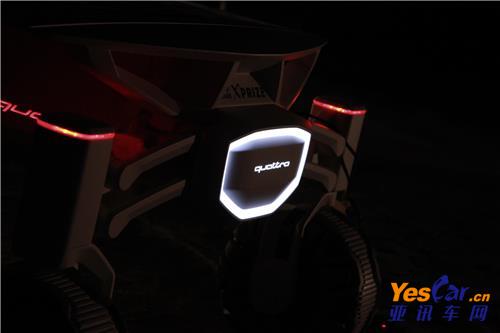 Part-Time Scientists團隊研發的這輛月球車主要由鋁制成,在奧地利境內的阿爾卑斯山和特納利夫島等地進行了多輪測試。車上搭載了一塊可調節式太陽能電池板用以吸收日光,并將能量傳送到鋰離子電池上。電池為四個電動輪轂電機輸送電力。月球車車頭安裝了兩部立體攝像機和一部可以檢測材料的科學攝像機。月球車的理論最高速度為3.6公里/小時,但是在月球崎嶇表面更為重要的是月球車的越野性能和安全定向能力。