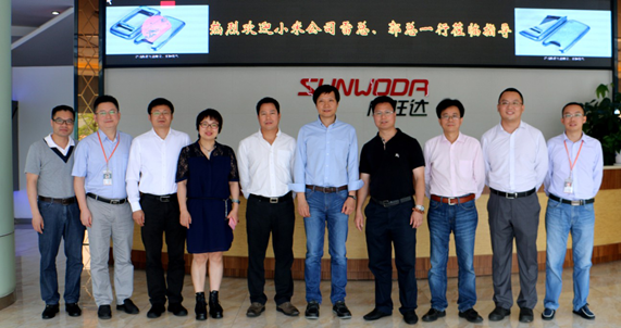 小米科技CEO雷軍參觀欣旺達 體驗小米產品生產環節 小米科技CEO雷軍參觀欣旺達 體驗小米產品生產環節