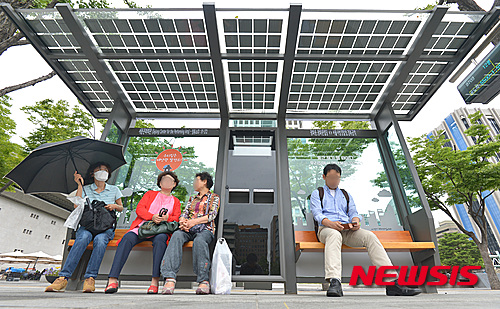韓國民眾在太陽能公交站等候公交車。(圖片來源:韓國紐西斯通訊社) 韓國民眾在太陽能公交站等候公交車。(圖片來源:韓國紐西斯通訊社)