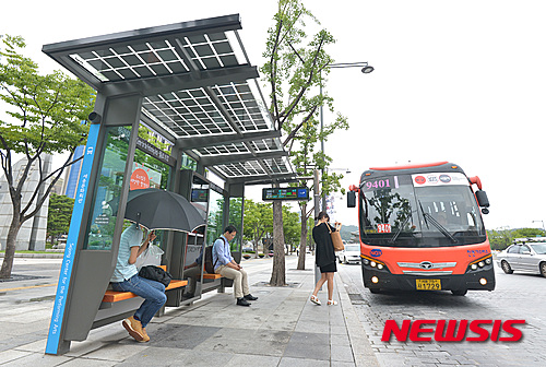 首爾公交站裝太陽能電池組 可同時為60部手機充電 首爾公交站裝太陽能電池組 可同時為60部手機充電