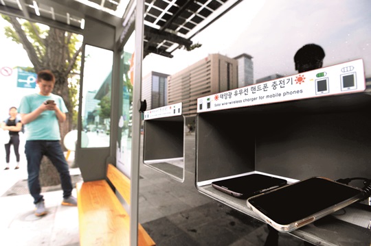 首爾公交站裝太陽能電池組 可同時為60部手機充電 首爾公交站裝太陽能電池組 可同時為60部手機充電