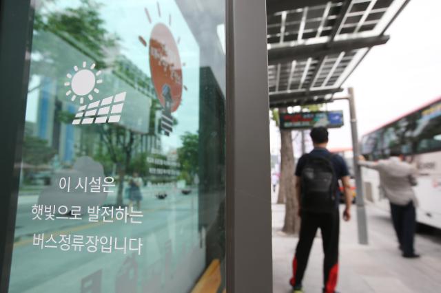 首爾公交站裝太陽能電池組 可同時為60部手機充電 首爾公交站裝太陽能電池組 可同時為60部手機充電
