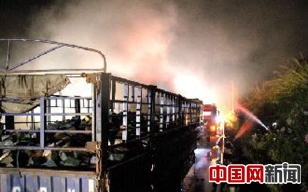 廣東:拖掛車運載廢舊電池忽起火 消防及時處理無傷亡 廣東:拖掛車運載廢舊電池忽起火 消防及時處理無傷亡