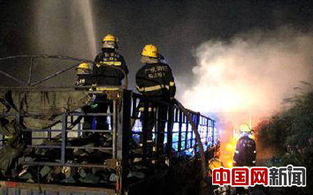 廣東:拖掛車運載廢舊電池忽起火 消防及時處理無傷亡 廣東:拖掛車運載廢舊電池忽起火 消防及時處理無傷亡