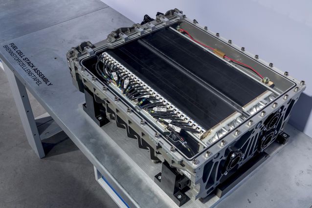 寶馬汽車應(yīng)該放棄氫能源，師從特斯拉？